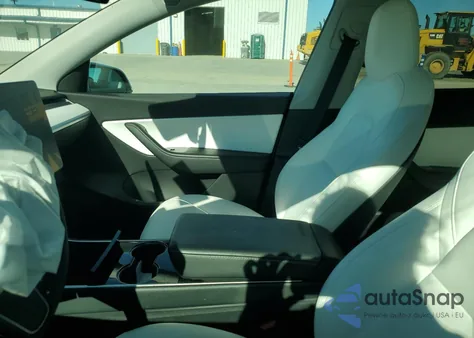 2021 Tesla Model Y z USA, uszkodzony, nr VIN 5YJYGDED4MF115192